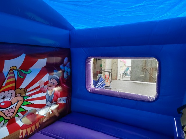 Hoppborg med cirkusmotiv rutschkana.